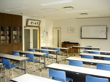 約50名ほど収容できます。当事務所での会議、研修会は勿論のこと関与先様等をお招きし、研修会場としても使用しています。